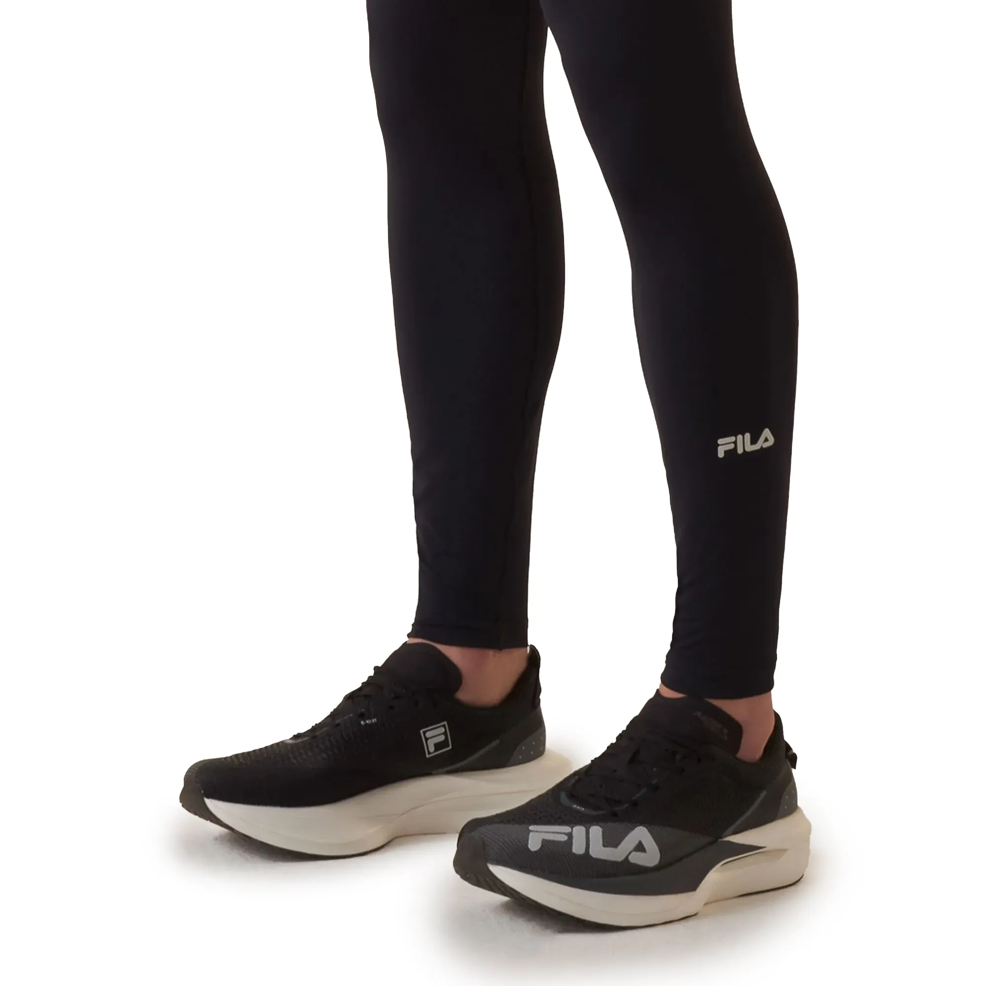 Close da calça Skinfit Force masculina Fila preta mostrando detalhes do tecido e logo